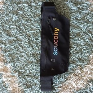 New black Saucony running belt, one size
